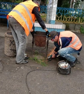 В Никополе начали процесс замены старых дырявых урн