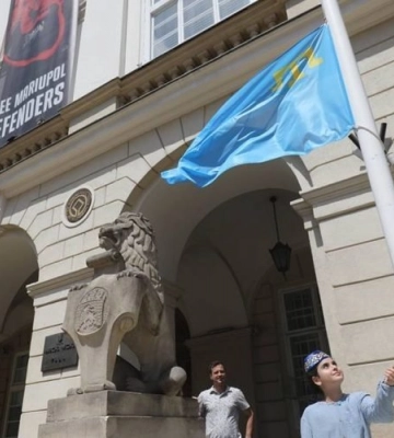 у Львові перед будівлею міської Ратуші підняли кримськотатарський стяг, - ФОТО