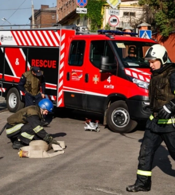 Ракетна атака на Київ: наслідки удару по житловій багатоповерхівці у центрі столиці (фоторепортаж)