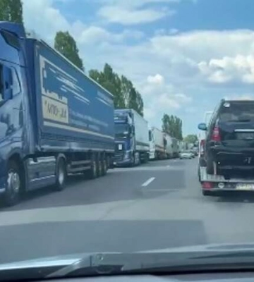 На в’їзд в Україну з Угорщини виникли кілометрові черги автівок (відео)