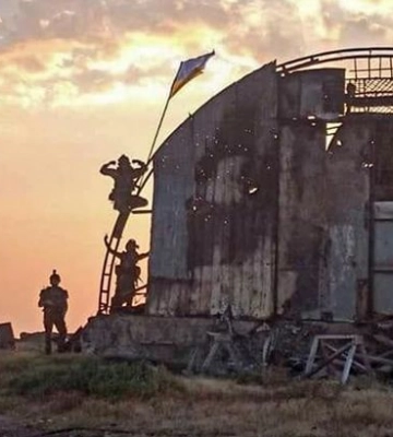 Українські прапори на Зміїному. ССО розповіли деталі спецоперації - ФОТО
