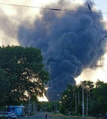 У Донецьку знову горить нафтобаза (відео)