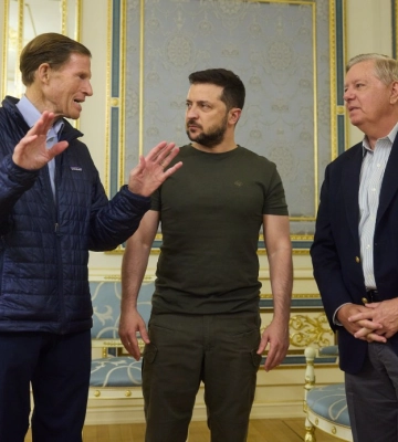Приехали в Киев. Зеленский призвал американских сенаторов поддержать передачу современной ПВО Украине