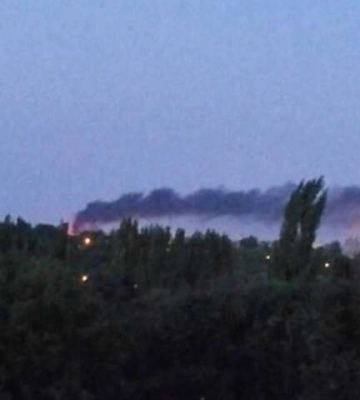 На окупованій Донеччині прогриміли вибухи: горять склади росіян (відео)