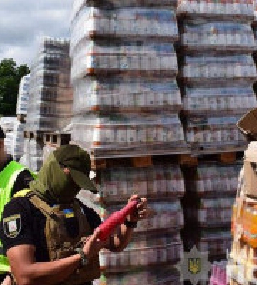 У Києві правоохоронці викрили схему продажу гуманітарної допомоги на Оболоні (відео)