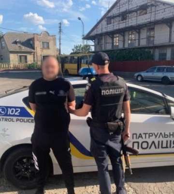 Чоловіки, які підозріло себе поводили: на Закарпатті  патрульні виявили торгашів наркотиками