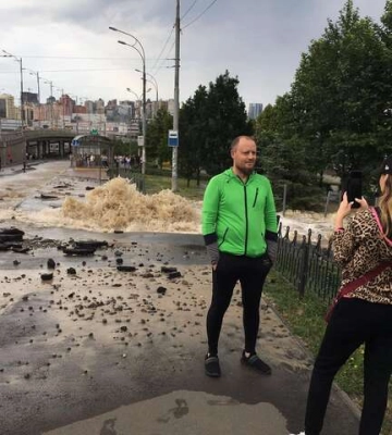 У Києві посеред вулиці забили «фонтани» (фото, відео)