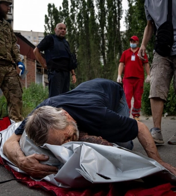 Когда начался обстрел, она вышла покормить кошек — страшные фото последствий обстрела Харькова