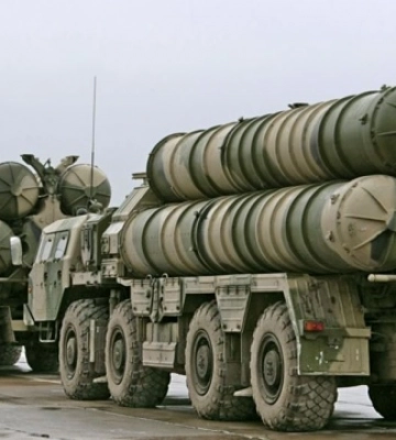 российские захватчики выпустили по Николаеву шесть ракет С-300