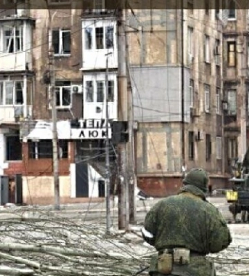 В окупованому Маріуполі окупанти та колаборанти крадуть вцілілі автомобілі