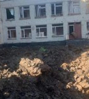 Россия ударила ракетой по двору харьковской школы. В области под обстрелами погибли двое