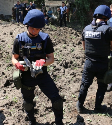 У Харкові з-під завалів зруйнованого російською ракетою будинку врятували двох людей та двох домашніх улюбленців 