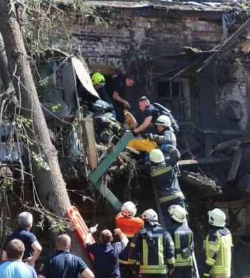 Обстріл Харкова: рятувальники визволили з-під завалів двох людей, песика та папугу