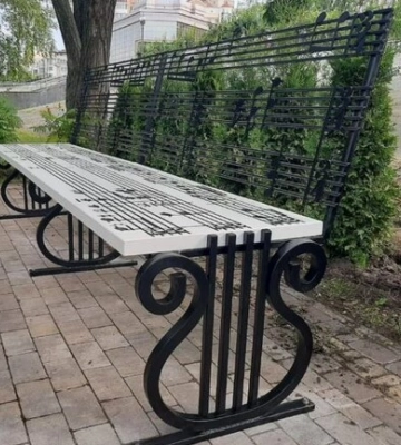 У Києві встановили вцілілу під ракетними ударами в Харкові лавочку &quot;Мелодія&quot;