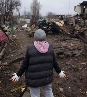 Під Києвом окупанти кинули погони та шеврони у будинку місцевої мешканки