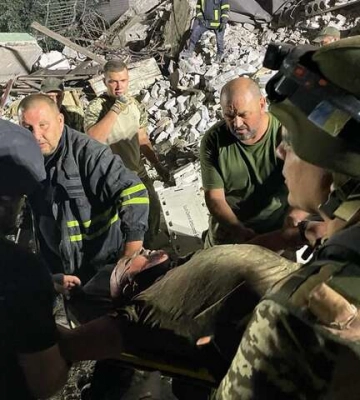 Рашисти влучили в багатоповерхівку на Донеччині, під завалами – три десятки людей 