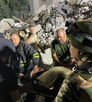 30 людей можуть бути під завалами обстріляної рф багатоповерхівки на Донеччині