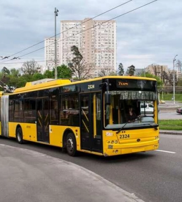 У Києві полагодили знищену окупантами контактну мережу: які тролейбуси відновили рух
