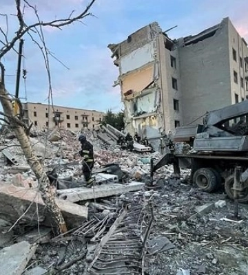 Кількість жертв ракетного обстрілу 5-поверхівки Часового Яру зросла до 15