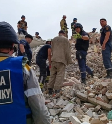 Ракетний удар РФ по багатоповерхівці на Донеччині: кількість жертв зросла до 11