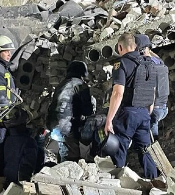 Момент ракетного удару окупантів по багатоповерхівці у місті Часів Яр. ВIДЕО