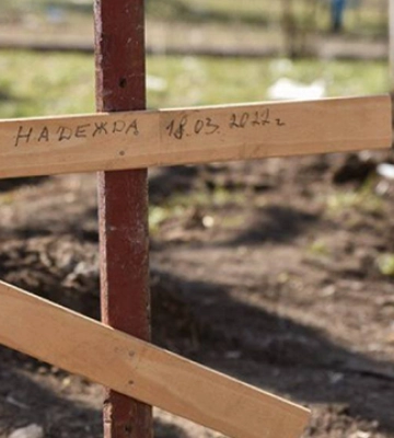 У Маріуполі окупанти розкопують могили у дворах багатоповерхівок