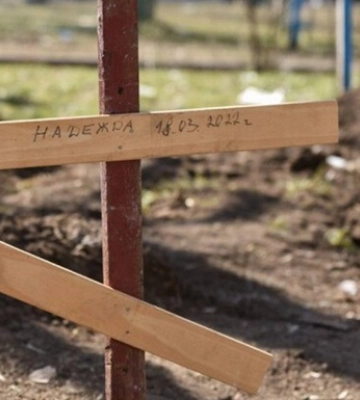 У Маріуполі окупанти розкопують могили у дворах багатоповерхівок