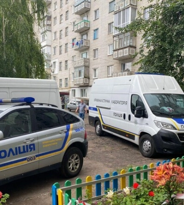 Тіла знайшли у під’їзді: на Дніпропетровщині вбили подружжя