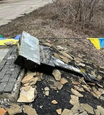 Російські окупанти та колаборанти вже вдруге знищили пам'ятник Герою України Василю Сліпаку. ВIДЕО