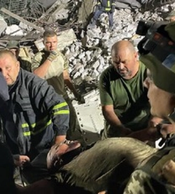 Оккупанты снова обстреляли Харьков: ракета попала в жилой дом