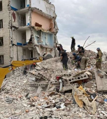 Під завалами знайшли ще двох жертв. У Часовому Яру кількість загиблих внаслідок удару окупантів зросла до 17