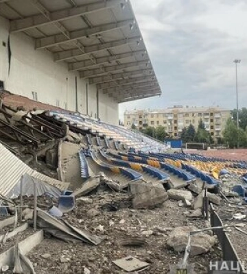 За сутки на Донетчине были разрушены дома, горели поля с пшеницей. В Бахмуте рашисты попали в спорткомплекс и стадион, - Нацполиция.&amp;hellip;