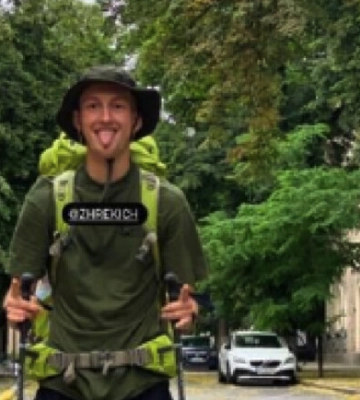 Хлопець йде пішки з Києва до Запоріжжя, щоб зібрати мільйон гривень