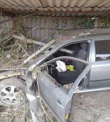 У Кривому Розі водій не впорався з керуванням авто та в`їхав у паркан