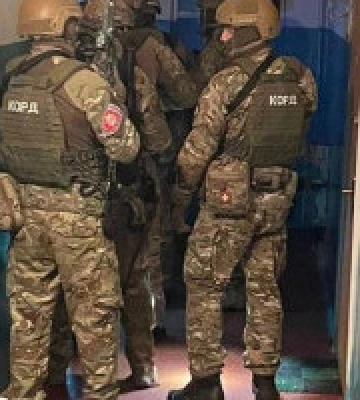Розбив двері крамниці та стріляв у поліцейських: у Броварах затримали дебошира (відео)