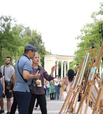 Півтори тисячі творчих робіт заради допомоги військовим: у Дніпрі провели найбільший творчий #Арт_Наступ