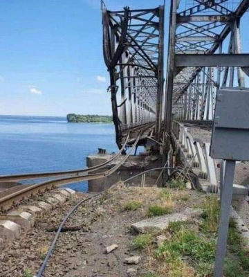 Через ракетний удар обмежено рух транспорту на черкаській дамбі