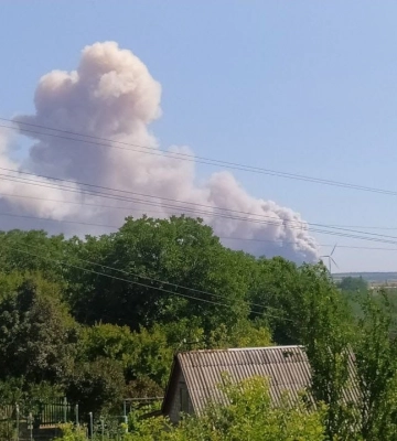 &quot;Ударили Точкой-У&quot;: в Луганской области горят российские склады боеприпасов (фото, видео)