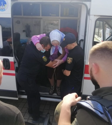 Спасатели эвакуировали 16 человек из зоны проведения активных боевых действий в Донецкой области, - ГСЧС. ФОТО