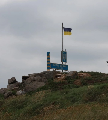 Росіяни доставили до Севастополя катер, підбитий поблизу о. Зміїний