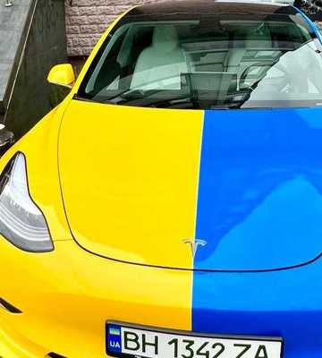 В Одесі помітили унікальну Tesla бандеромобіль (Фото)