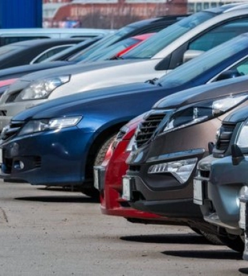 Екс-поліцейського з Рівненщини підозрюють у крадіжці 16 автомобілів зі спецмайданчика