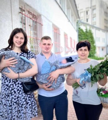 Із львівської лікарні виписали близнюків, які народилися з переплетеними пуповинами