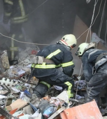 Під завалами підприємства у Запоріжжі, куди влучили ворожі ракети, можуть бути люди