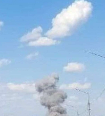 Появилось фото и видео с места ракетного удара в Запорожье, где разбирают завалы