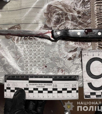 У Дніпрі жінка ножем вдарила чоловіка: його рятують в лікарні