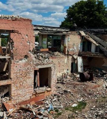 Рашисти продовжують нищити українські школи. Фото з Чернігова