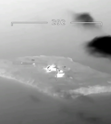 Військові показали відео нової нічної атаки на окупований Зміїний