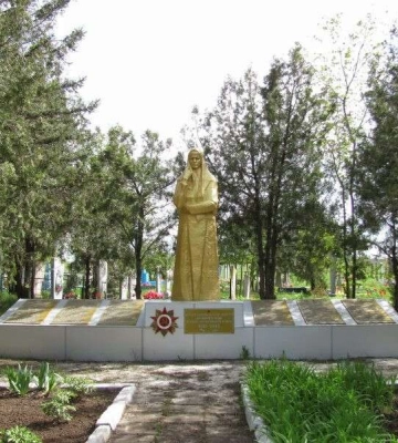 Під Пологами окупанти знищили пам`ятник, де похований Путін (Фото)