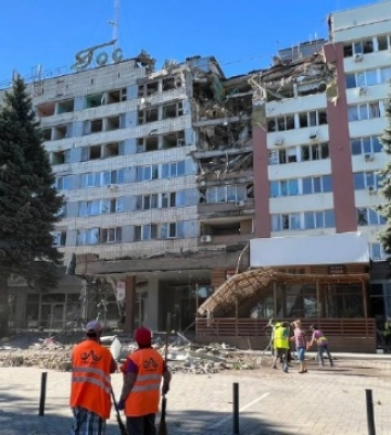 Ворожий обстріл зруйнував готель у центрі Миколаєва